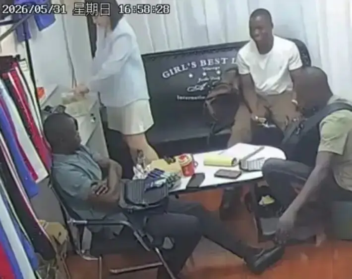 《三个黑人买衣服》震撼上线！三个黑人买衣服，老板娘戏份足，三英战吕布情节吸睛，无删减完整版免费在线观看！