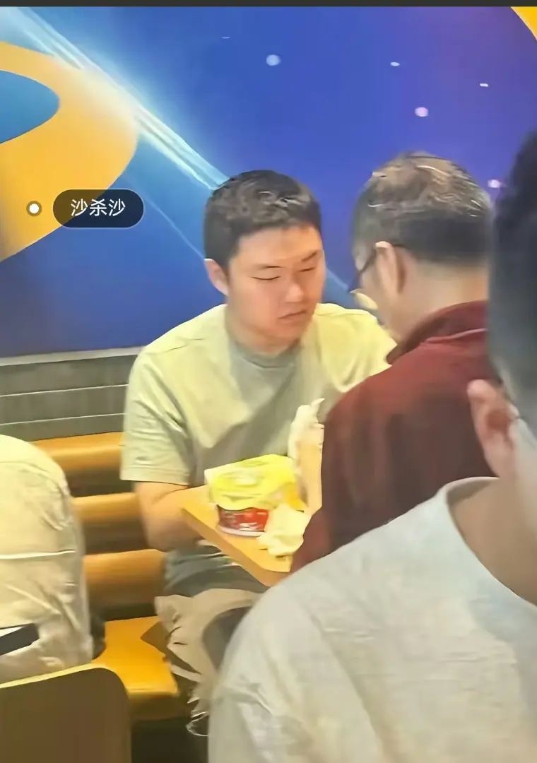 免费获取《上海第二工业大学沙哥》砸门视频完整版，沙哥本人回应最新情况，还有老师请沙哥吃汉堡哥视频别错过！