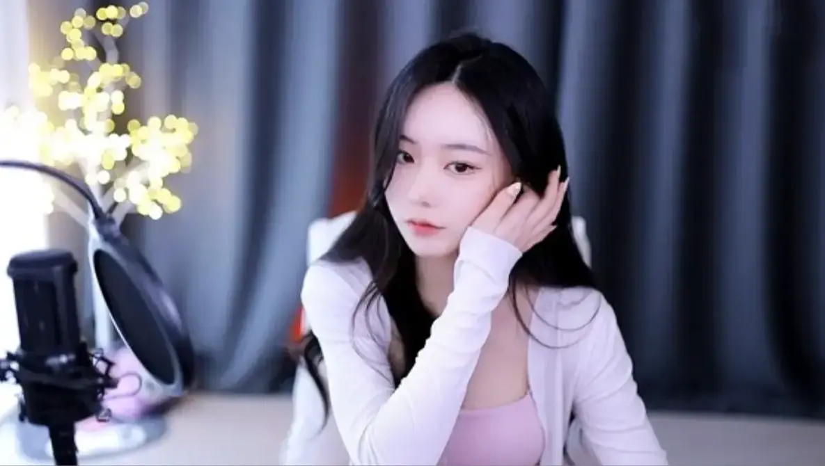 畅看《糖心少女Vlog唐伯虎系列全纪录》—糖心少女Vlog带你探秘唐伯虎系列幕后花絮—1080P蓝光画质纯净极速播放—全片资源持续有效