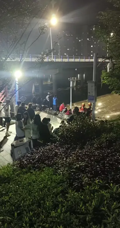 《湖南宁乡任福路小伙百人战》视频全季无删减免费在线观看-湖南宁乡任福路小伙百人战视频1080P高清播放-百度云/夸克迅雷UC阿里云网盘资源下载