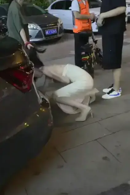 太可怕了！《白衣女子被抓头发跳河》事件，小三被推入深河，现场目击者讲述详情，高清无删减免费看！