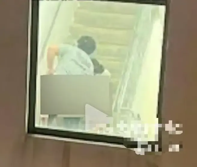 《元朗情侣楼梯事件》蓝光画质在线看 - 香港楼梯间情侣原版无删减 - 元朗楼梯情侣全网独家资源 - 事件全程免费获取