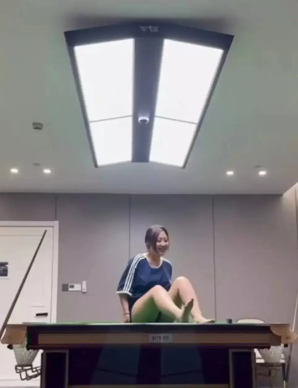 想看《江苏东台名爵台球厅事件》？江苏东台名爵台球厅助教风波中隐秘视频流出，打球竟享特别待遇，无广告在线看！