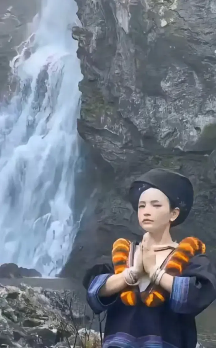 免费看《高山流水遇瀑布》 - 了解苗族女孩瀑布双手合一及彝族女生双手合一视频的来龙去脉 - 流畅不卡顿高清播放