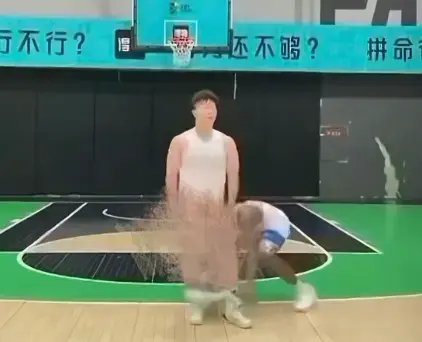 《牛教练的裤子》黑哥偷袭牛教练裤子，随后被追满球场跑